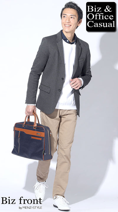 グレージャケット × 白インナー（シャツ・カットソー） × ベージュパンツのジャケパンスタイル