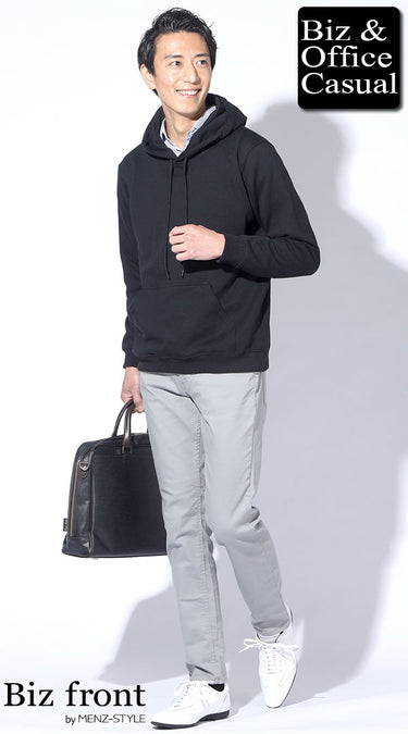 ライトグレーパンツ×パーカーの春メンズコーデ