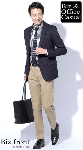 ネイビージャケットとベージュテーパードスラックスの40代男性向けビジネスカジュアルコーデ