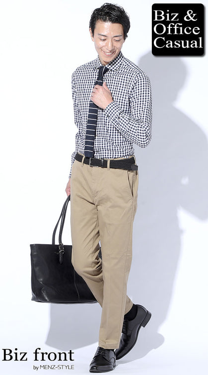 ギンガムチェックシャツにベージュスラックスを合わせた50代男性のビジネスカジュアルスタイル