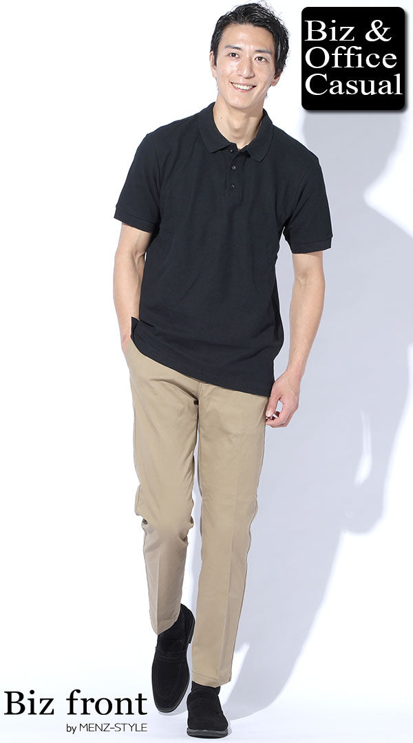 50代男性が黒の鹿の子ポロシャツとベージュパンツで落ち着いた印象を与えるコーデ