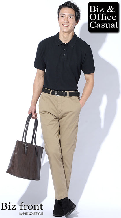 ブラックポロシャツとベージュのノータックセンタープレスパンツによる引き締め体型カバーコーデ