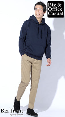 50代ぽっちゃり男性におすすめのネイビーパーカー×ベージュチノスラックスの知的カジュアルコーデ