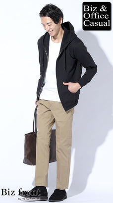 50代ぽっちゃり男性におすすめの黒パーカー×ベージュチノスラックスの引き締めコーデ