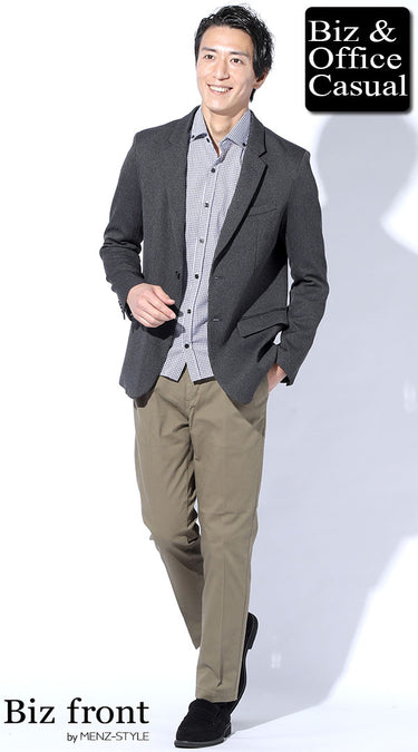 カーキのテーパードパンツのメンズコーデ