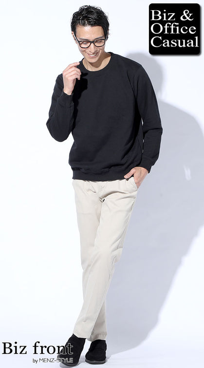 黒スウェットトレーナー×オフホワイトテーパードスラックスの50代ぽっちゃり体型を整えるVラインオフィスカジュアル