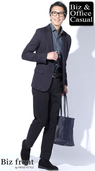 ネイビージャケット×黒パンツのコーデ