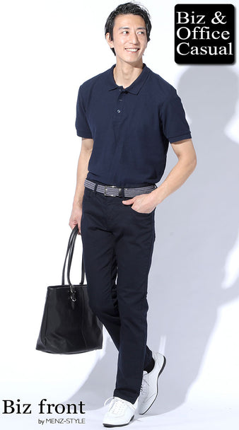 ネイビーのポロシャツと黒パンツを合わせたワントーンのスマートカジュアルコーデ