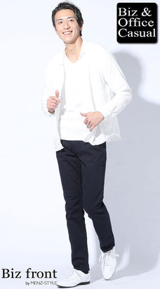 白シャツとネイビーパンツのコーデ例