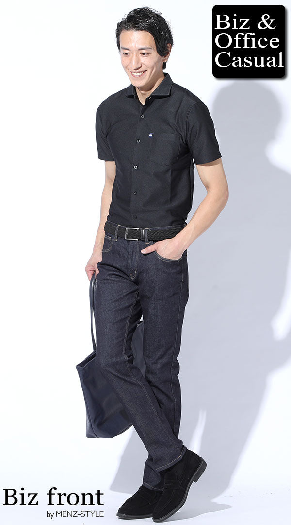 コーディネート例 黒形態安定ラインデザイン半袖シャツ型ポロシャツ×ネイビースリムストレッチデニムパンツ