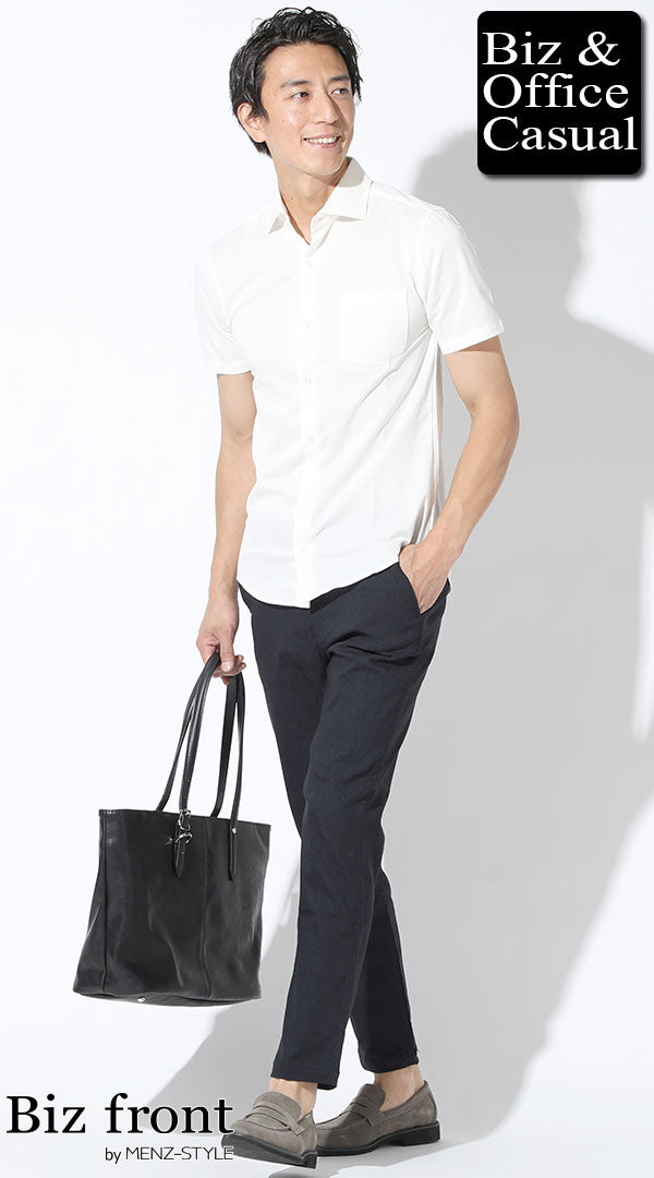 厚手の白シャツにネイビースラックスとスエードローファーを合わせた夏のビジカジコーデ。素材と色の使い分けで硬さを和らげた大人の着こなし。