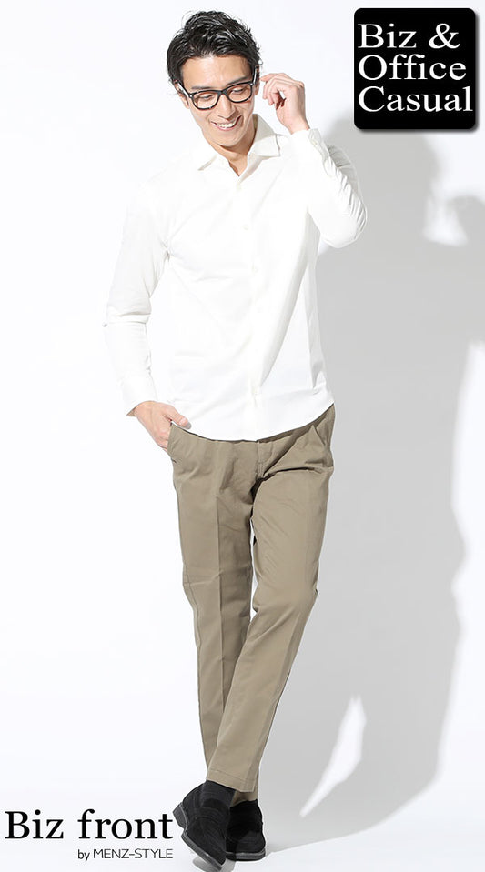 白長袖ストレッチシャツ×カーキテーパードスラックスチノパン×黒スエードシューズ　裾出しスタイル　biz21ss_5012