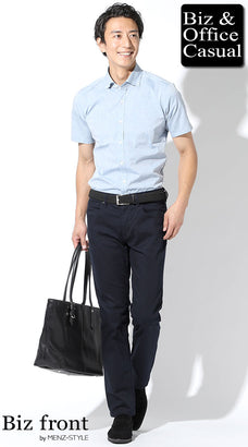 スマートカジュアル 男性 ジャケットなし 夏 ブルーシャンブレーシャツ×ネイビーパンツ コーデ 爽やか きれいめ