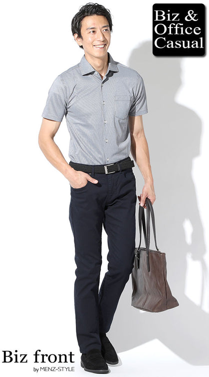 半袖シャツにネイビーパンツを合わせた夏のビジネスカジュアルコーデ。黒ベルトと革靴で全体を引き締め、ジャケットなしでもきちんと見える落ち着いたスタイル。