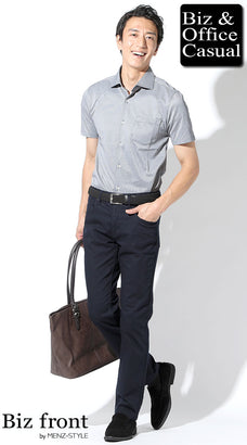 スマートカジュアル 男性 ジャケットなし 夏 ネイビーストライプシャツ×チノパン コーデ 通勤 おしゃれ