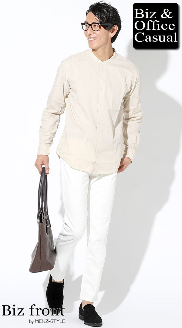 ベージュバンドカラーシャツと白スリムチノパンのナチュラルコーディネート