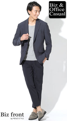 50代ぽっちゃり男性におすすめのネイビージャケット×グレーTシャツ×ネイビーパンツの清潔感コーデ