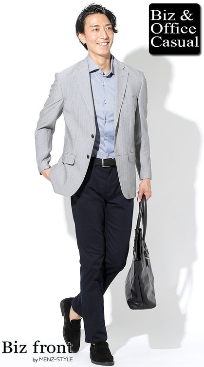 秋のビジネスカジュアルに適したグレー系ジャケットとネイビーパンツのスタイリッシュな組み合わせ