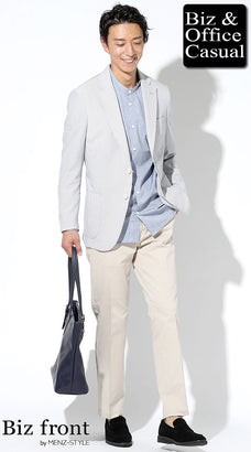 50代ぽっちゃり男性におすすめのジャケパンスタイル｜グレーホワイトジャケット×ネイビーシャンブレーシャツ×オフホワイトパンツ