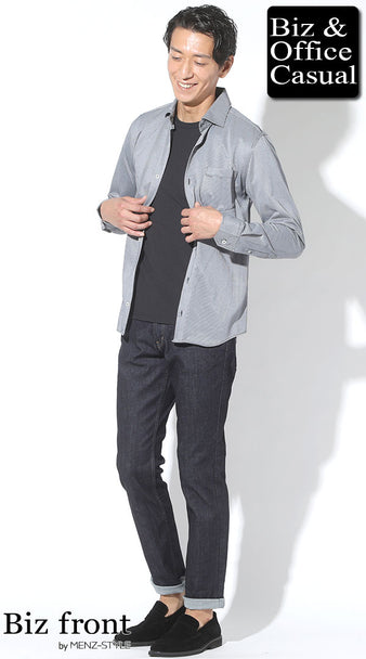 濃紺ジーンズとグレーシャツに黒ローファーを合わせたシンプルなカジュアルコーデ