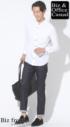 白シャツとネイビーパンツのコーデ例