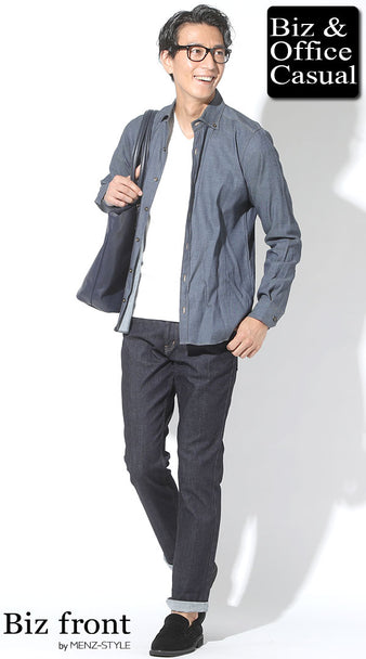 濃紺ジーンズとネイビー系シャツ、黒ローファーでまとめた落ち着きのあるコーディネート