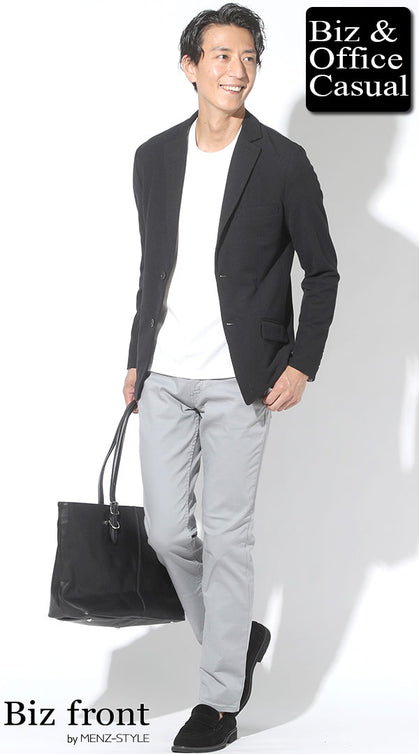 黒ジャケット メンズ ビジネスコーデ 白T グレーパンツ 黒スエードシューズ コーディネート