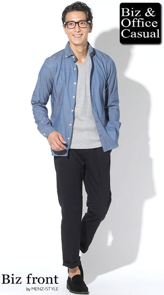 メンズにおすすめのデニムシャツとグレーTシャツを使った落ち着いた秋のレイヤードコーデ