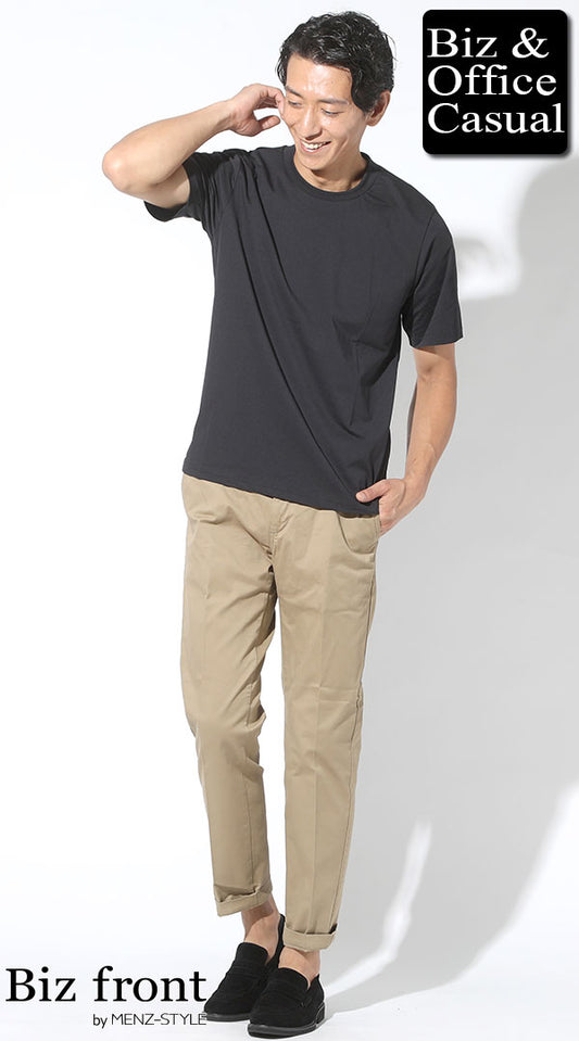 黒バックハイネック半袖Tシャツ×ベージュテーパードスラックスチノパン×黒スエードシューズ　biz21ss_8405