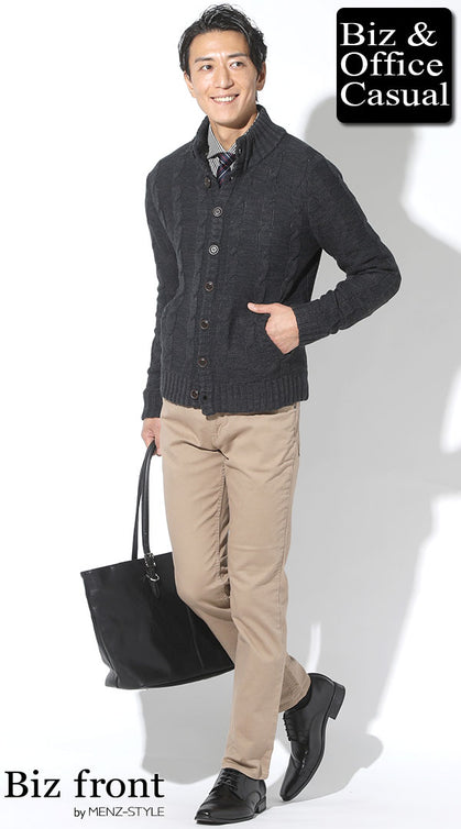 ウール混の厚手ニットジャケットとベージュパンツを使った秋から冬までのオフィスカジュアルコーディネート