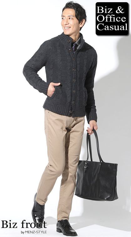 冬のビジネスカジュアルに最適なスタンド襟ニットとベージュパンツのジャケットなしコーデ