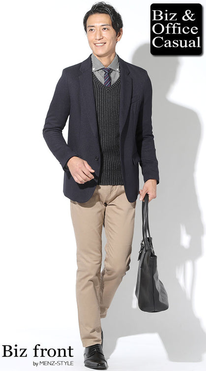 50代男性の冬オフィスカジュアル　ネイビージャケット×グレーニット×ベージュパンツの信頼感ある通勤コーデ