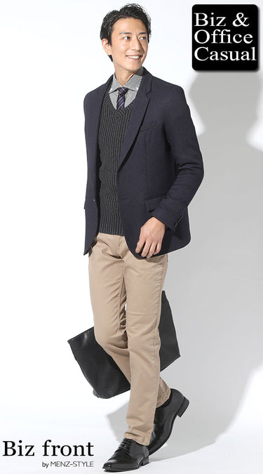 ネイビージャケット×黒・チャコールグレーニットのコーデ