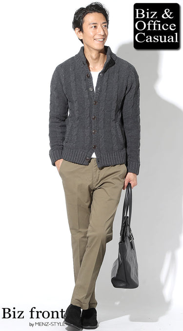 カーキのテーパードパンツのメンズコーデ