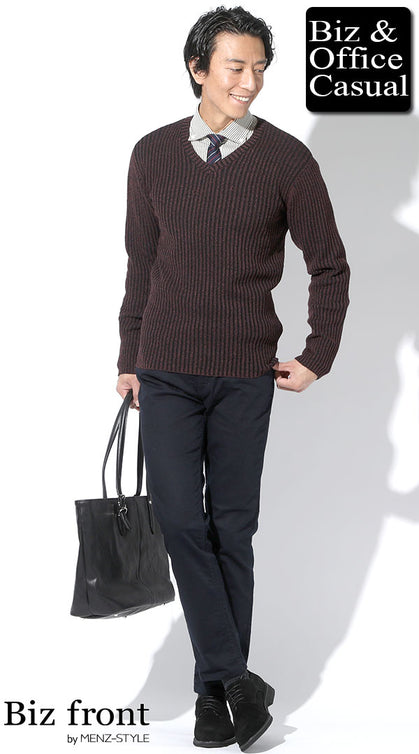 ワインレッドニットとストライプシャツを重ね着したネイビーパンツのビジネスコーデ