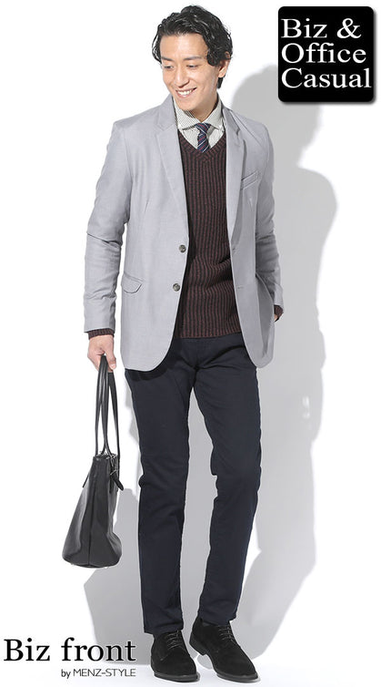 ライトグレージャケットにワインレッドVネックセーターを合わせたおしゃれなビジネスカジュアルコーデ