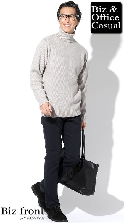 スマートカジュアル 男性 ジャケットなし 冬 グレータートルネック×ネイビーパンツ コーデ 上品 大人