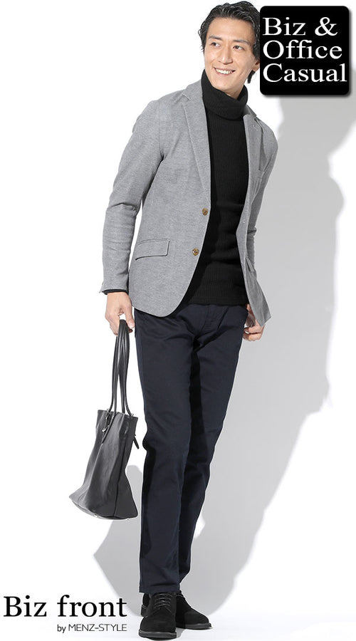 グレージャケットに黒タートル、ネイビースラックスを合わせた冬のスマートコーデ