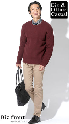 ワインレッド丸首ニット×デニムシャツ×ベージュパンツ