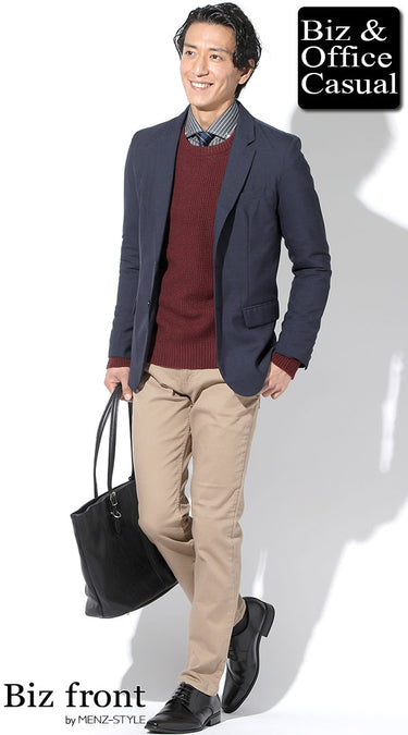 ネイビージャケット×ワインレッド・ベージュニットのコーデ