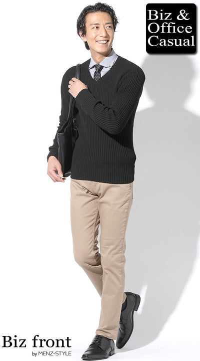 濃色ニットと明るいシャツでバランスよく仕上げたビジネス重ね着コーデ