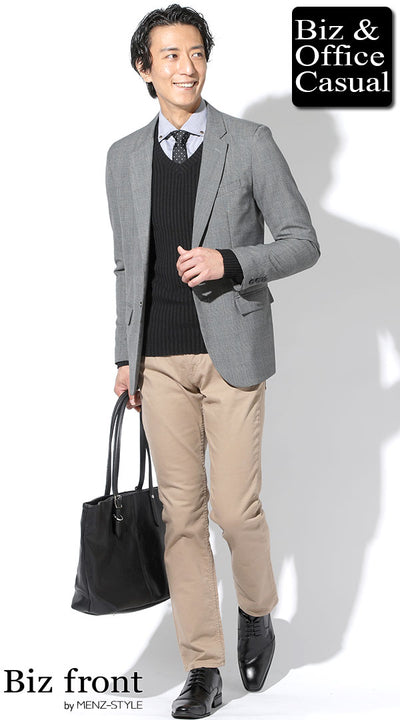 グレージャケット × 黒インナー（カットソー・ニット） × ベージュパンツのジャケパンスタイル