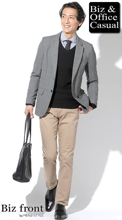 冬のビジネスカジュアル メンズ グレージャケット×黒Vネックニット×ベージュチノパン コーディネート例