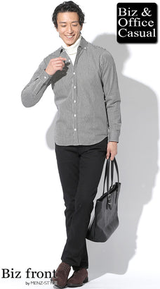 デニムシャツ×白タートルのカジュアルコーデ