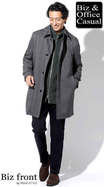 メンズにおすすめのグレーロングコートと黒のテーパードスラックスを合わせたコーディネート