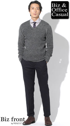 グレーVネック×ブラウンシャツ×黒スラックス