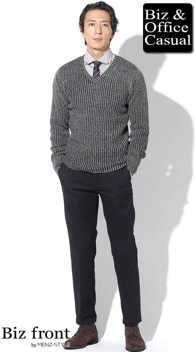 白シャツ×ネイビーニットで清潔感を作った大人のビジネスコーデ