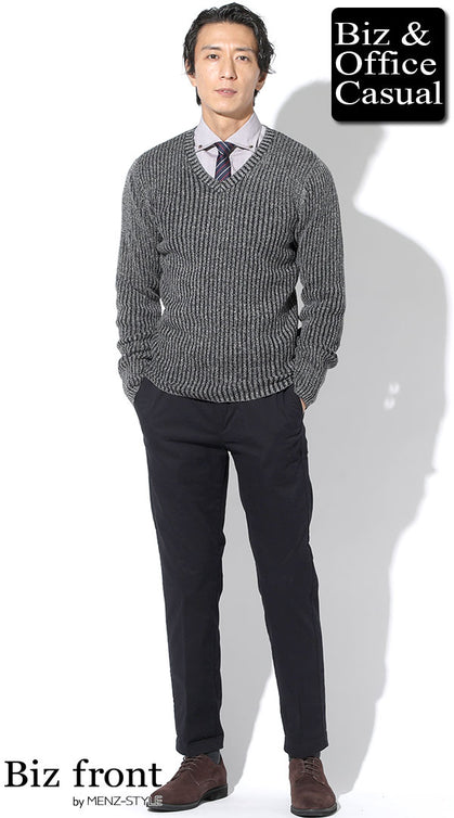 グレーニットとブラウンシャツを重ね着し黒パンツで引き締めたビジネスコーデ