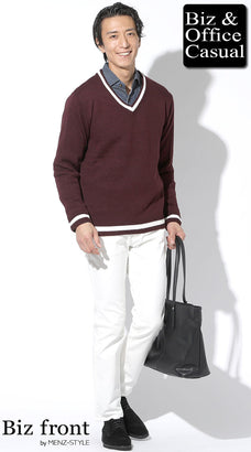 ワインレッドチルデンニット×デニムシャツ×白パンツ