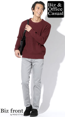 ワインレッドニットとグレースリムパンツを合わせたシンプル大人コーデ